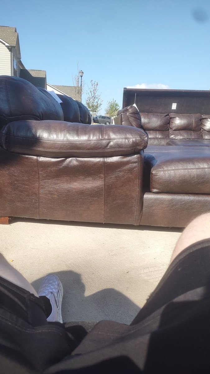 SkeliBoiVi's tweet photo. The big brown couch is free outside my house right now if anyone wants a cursed item https://t.co/2hej1wNinz