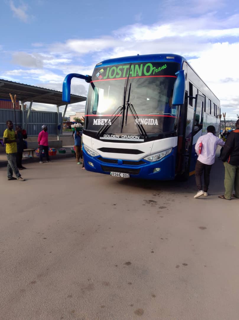 Adventure_36's tweet image. Niliwaambia JOSTANO mda si mrefu wanaanza ruti ya Singida to Mbeya naona ameshaanza sasa.😇
Location: Mafinga 
TURU BEST amevamiwa ruti yake, ajipange sana 😃😃😃🤌