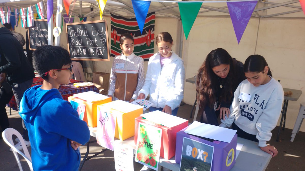 IEdelPrat's tweet photo. Avui hem participat a l'#SpringFestival alumnat, famílies i mestres amb l'activitat "What's in the box?" Ha estat un matí preciós! #english #compartiminterseccions https://t.co/9k9Q3u6jq6