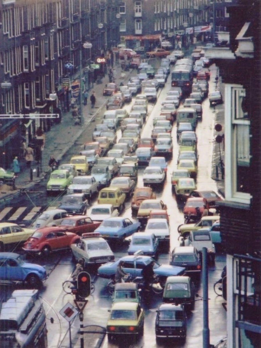 dirkjanjanssen's tweet photo. Las ciudades pueden ser lo que queramos que sean. Así era Amsterdam antes de que sus ciudadanos decidieran que esto no era lo que querían. https://t.co/S1hWUwY16u