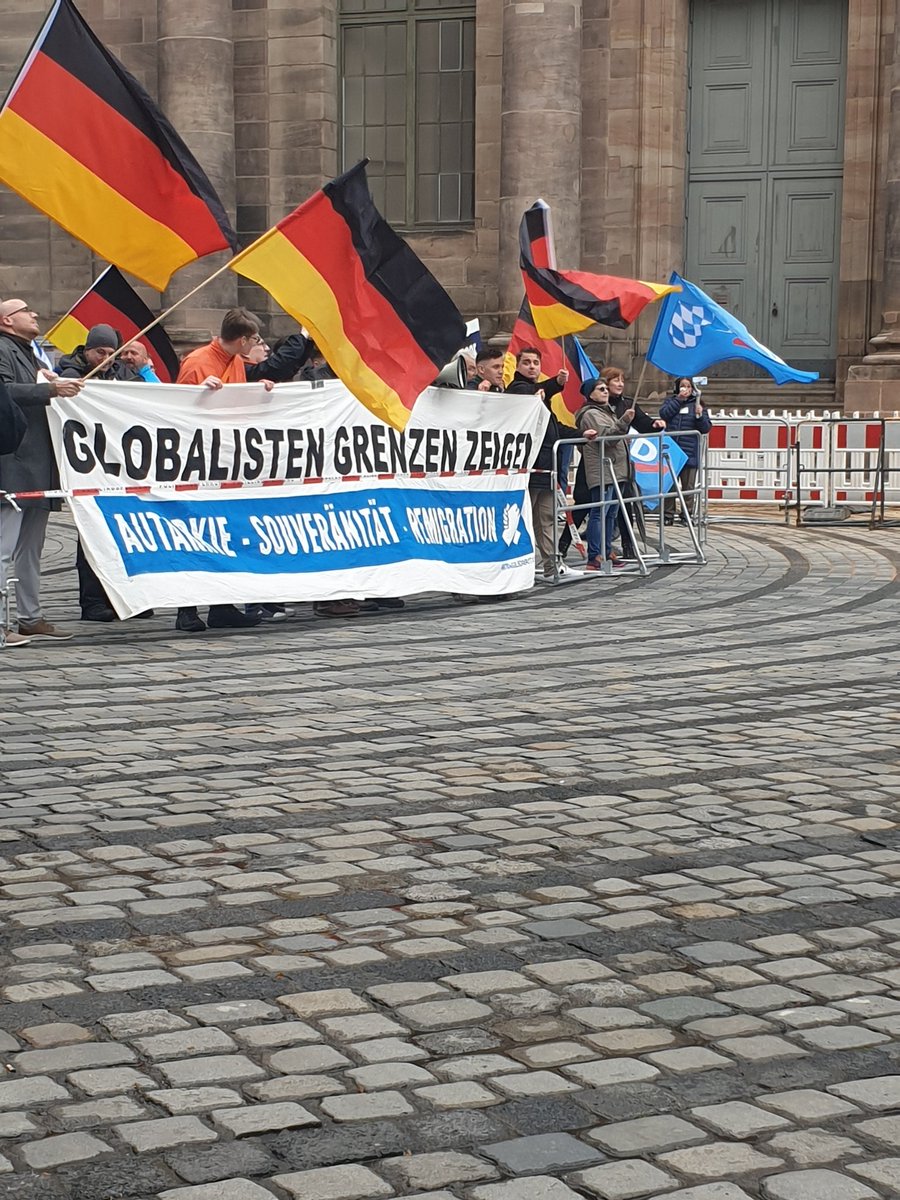 "Friedensveranstaltung" der #noAfD in Nürnberg. Auch die #IdentitäreBewegung war unter dem Deckmantel Aktion Solidarität  vertreten. Die antisemitische Chiffre "Globalisten" war auf einem Transparent zu lesen.
#nbg1504 #Chrupalla #nuernberg