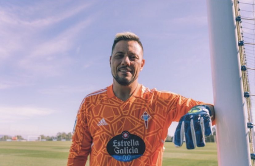 MundoDeFichaje2's tweet photo. OFICIAL: ¡Diego #Alves rescindió contrato con #Celta de Vigo!

El experimentado guardameta brasileño se convierte en agente libre. https://t.co/FaYifCEvHg