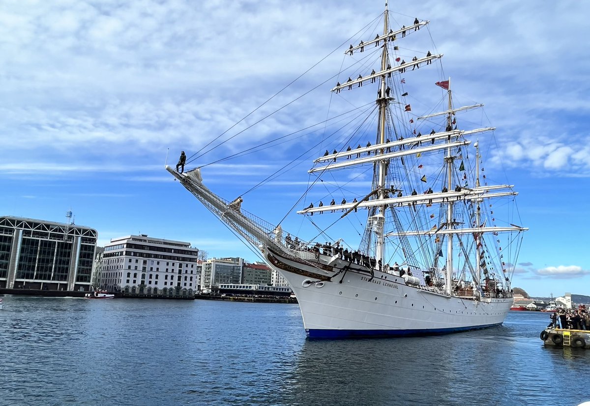 frobine's tweet image. Arrivée à Bergen du magnifique voilier #Statraad_Lehnkuhl, de retour d’une circumnavigation scientifique de 20 mois. La foule était là nombreuse! En présence de S.M. le Roi. Ravie d’y avoir assisté avec mes collègues ambassadeurs, en ouverture de la conférence #OneOceanWeek