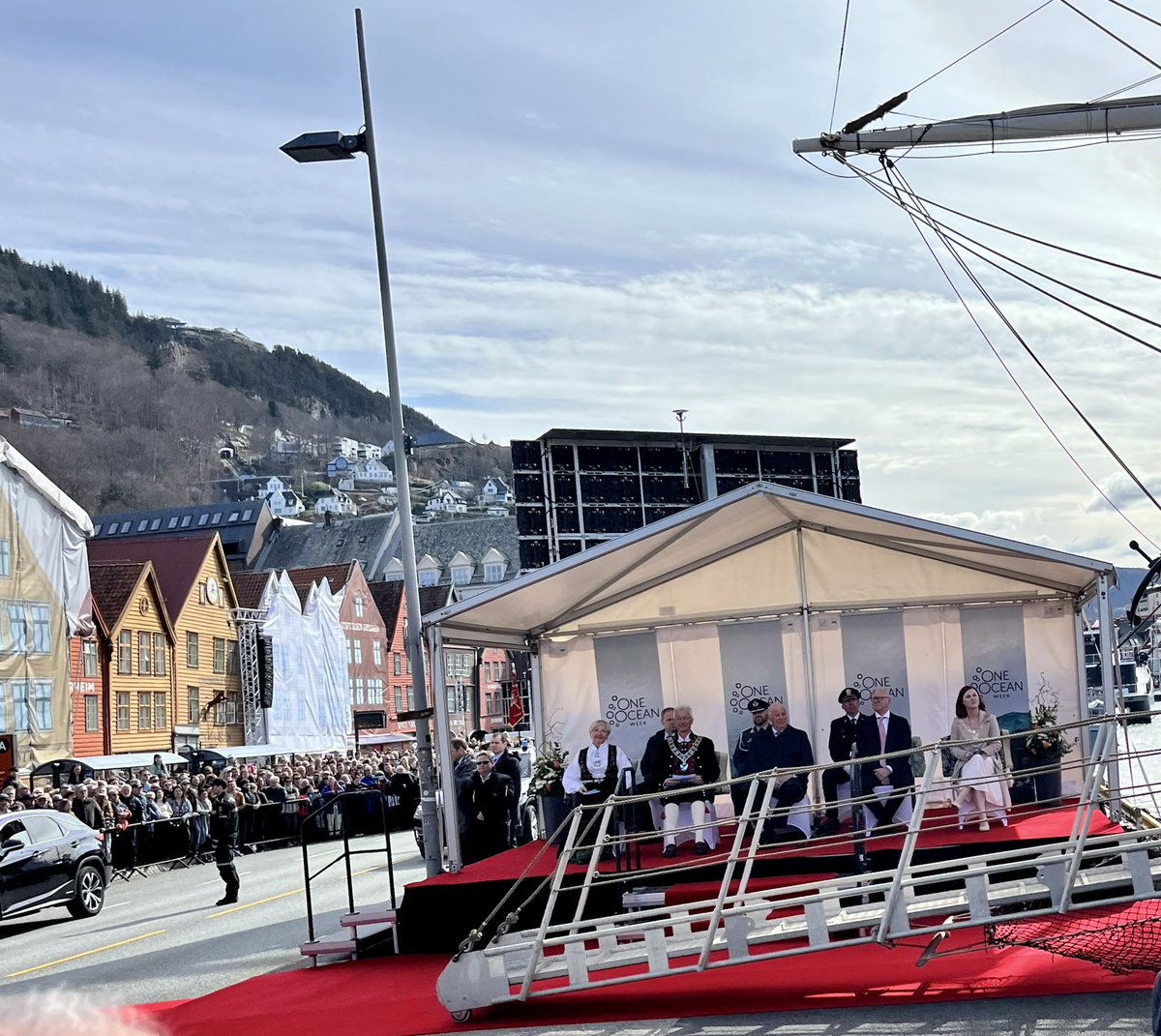 frobine's tweet image. Arrivée à Bergen du magnifique voilier #Statraad_Lehnkuhl, de retour d’une circumnavigation scientifique de 20 mois. La foule était là nombreuse! En présence de S.M. le Roi. Ravie d’y avoir assisté avec mes collègues ambassadeurs, en ouverture de la conférence #OneOceanWeek