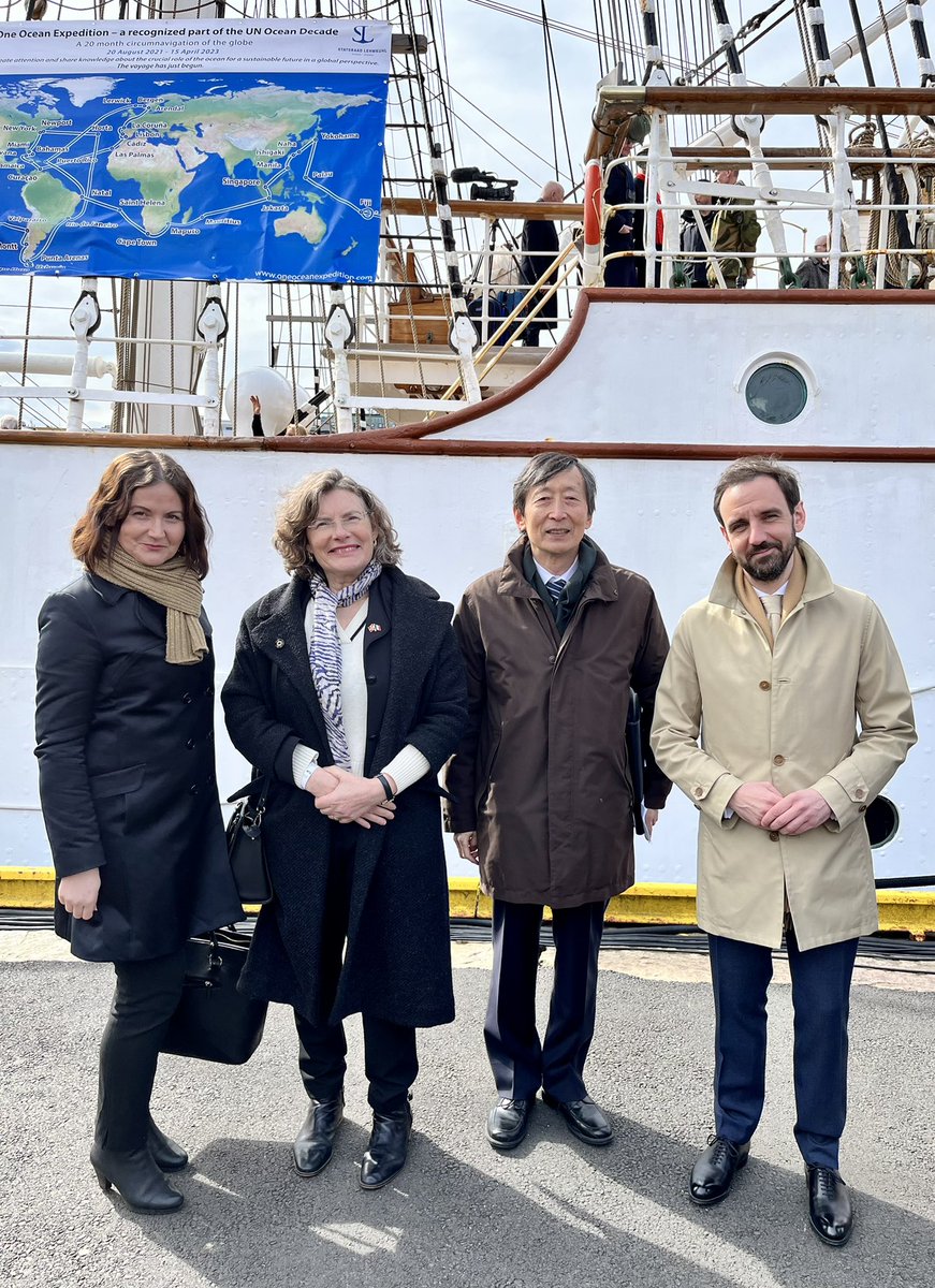 frobine's tweet image. Arrivée à Bergen du magnifique voilier #Statraad_Lehnkuhl, de retour d’une circumnavigation scientifique de 20 mois. La foule était là nombreuse! En présence de S.M. le Roi. Ravie d’y avoir assisté avec mes collègues ambassadeurs, en ouverture de la conférence #OneOceanWeek