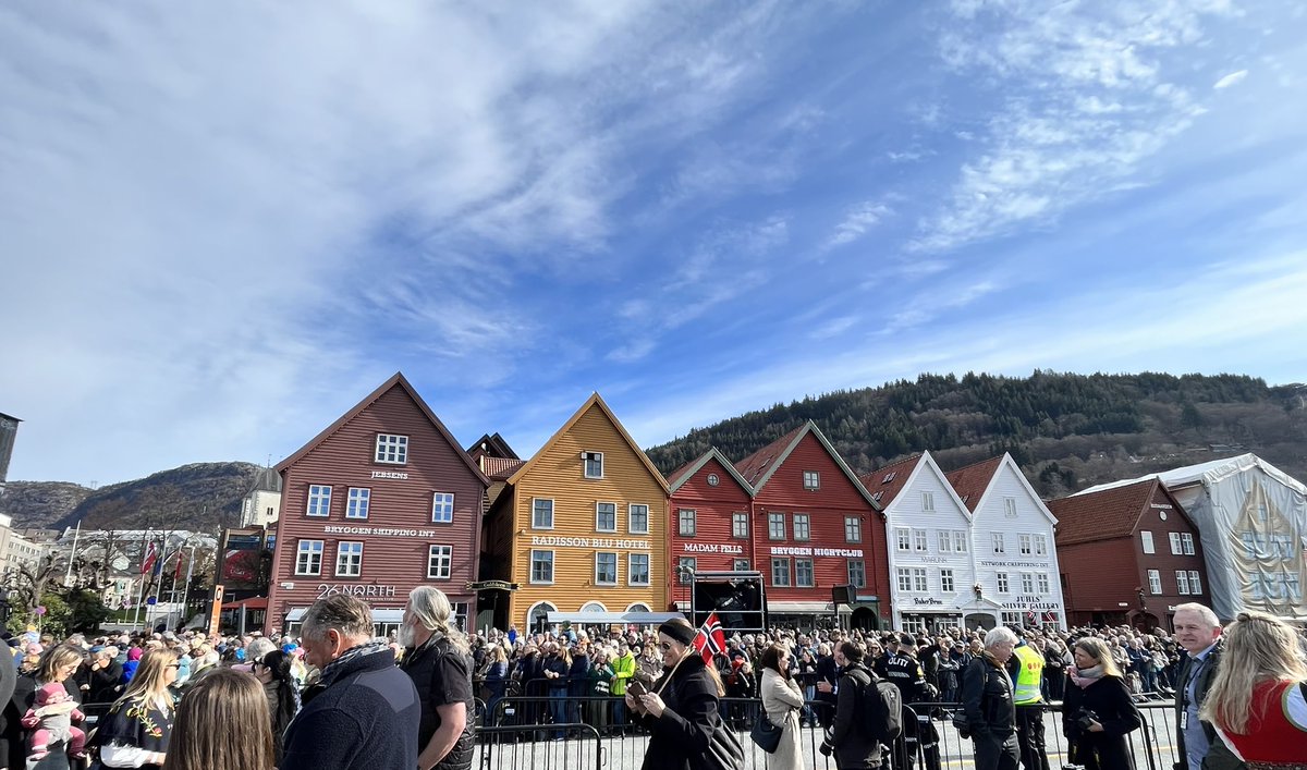 frobine's tweet image. Arrivée à Bergen du magnifique voilier #Statraad_Lehnkuhl, de retour d’une circumnavigation scientifique de 20 mois. La foule était là nombreuse! En présence de S.M. le Roi. Ravie d’y avoir assisté avec mes collègues ambassadeurs, en ouverture de la conférence #OneOceanWeek