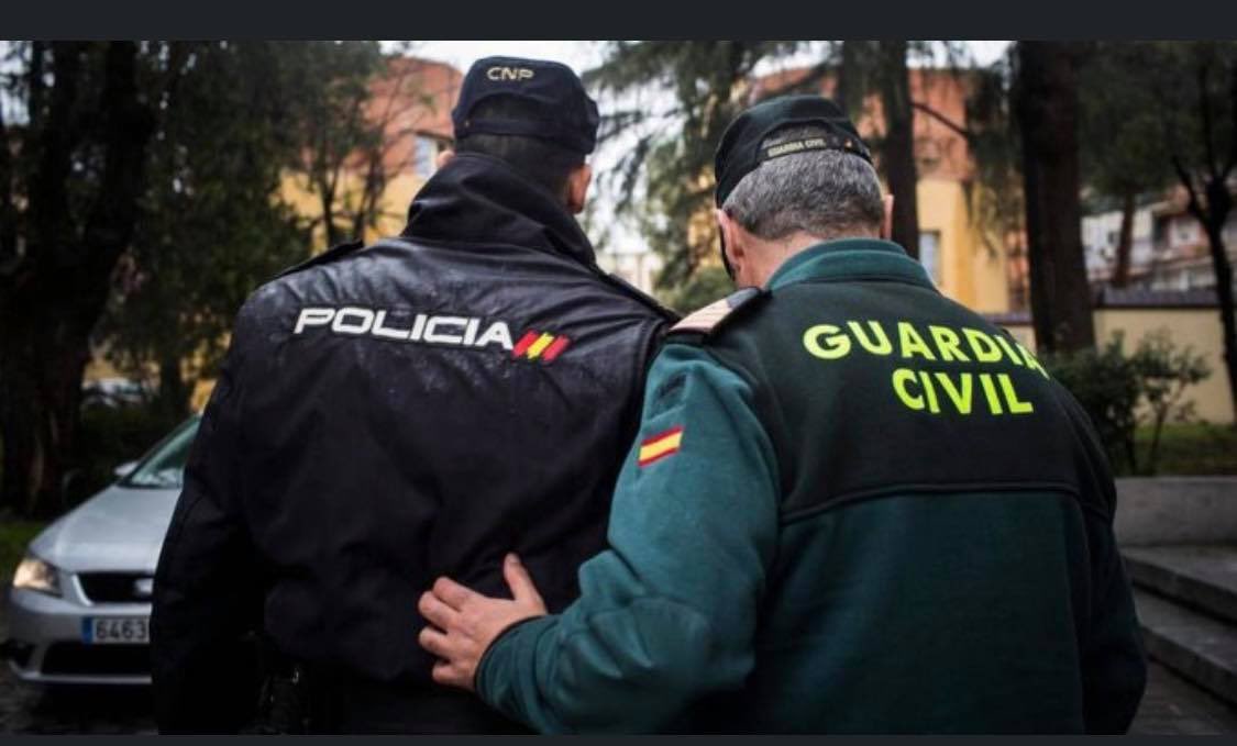 GCivilCoruna's tweet image. 1 Guardia Civil del Pto de #boiro  y un Policía Nacional de #Ribeira  libres de servicio detuvieron en #padron 1 varón  por 1 delito de #ViolenciaDeGénero 

20minutos.es/noticia/511893…