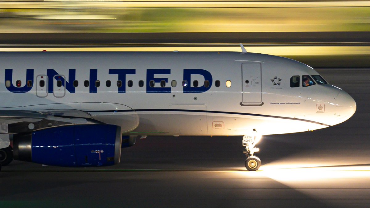 GFBAvPhoto's tweet photo. A newly painted A320 taxiing to the runway. #IAH #KIAH #Aviation #PlaneSpotting #HoustonSpotters #AviationPhototography #CanonAviation #AvGeek #gfb_2023 #unitedairlines #a320 #N467UA #panningrules https://t.co/SBg8nKc8HD