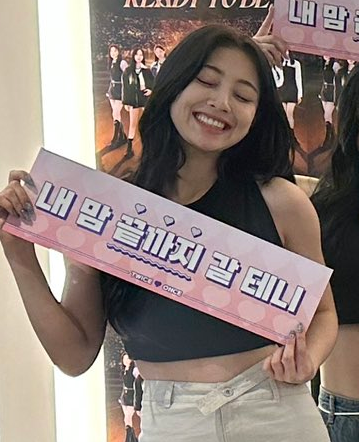 samoskisses's tweet photo. idk how to explain this but she looks sooo filipino in this 😭 BAKA MIMA KO YAN? https://t.co/FTe6m1ACsh