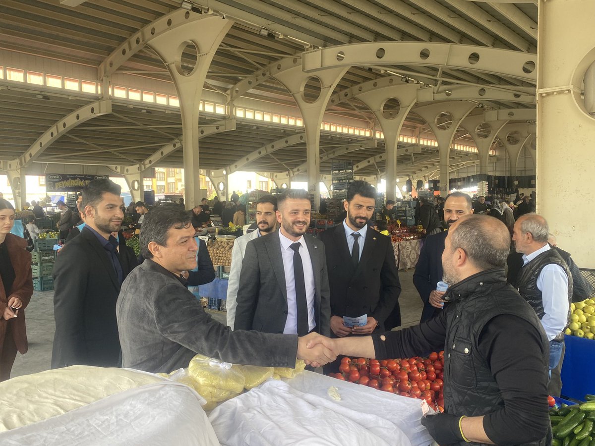memlektsahinbey's tweet photo. İlçe başkanımız Sn. Tolga Doğan,Başkan Vekilimiz Sn. Adnan Özer ve 3. Sıra Milletvekili adayımız Sn. Gülcan Özdemir hanımefendi ile birlikte Mavikent ve Deniz Semt pazarlarını ziyaret ettik. Fiyatlar el yakıyor, halk mutsuz. Sorunlarımızı hep beraber Memleket İle çözeceğiz. https://t.co/1uIyS3r7L1