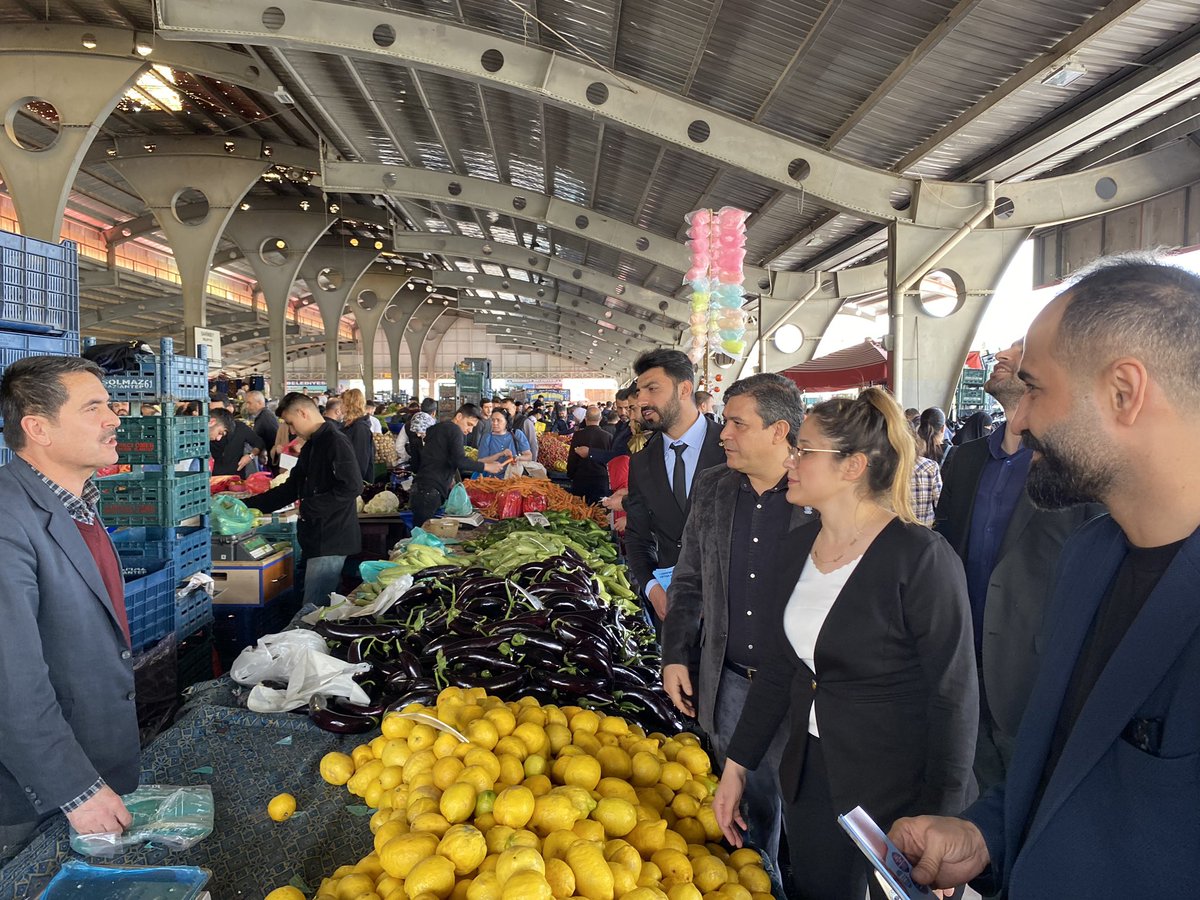 memlektsahinbey's tweet photo. İlçe başkanımız Sn. Tolga Doğan,Başkan Vekilimiz Sn. Adnan Özer ve 3. Sıra Milletvekili adayımız Sn. Gülcan Özdemir hanımefendi ile birlikte Mavikent ve Deniz Semt pazarlarını ziyaret ettik. Fiyatlar el yakıyor, halk mutsuz. Sorunlarımızı hep beraber Memleket İle çözeceğiz. https://t.co/1uIyS3r7L1