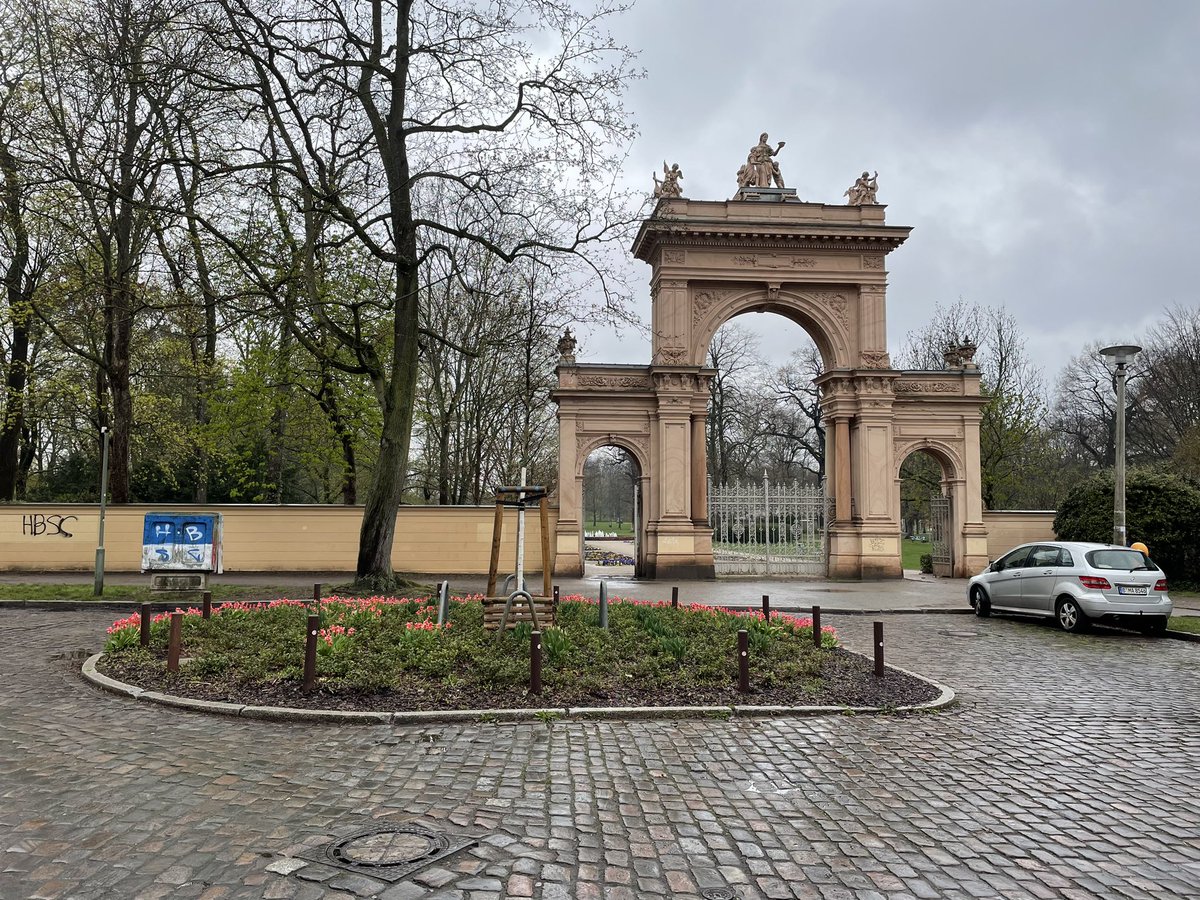 In #Pankow werden mutwillig aus ideologischem Fanatismus wertvolle Parkplätze zerstört! Wer hat etwas davon? NIEMAND! #Bürgerpark