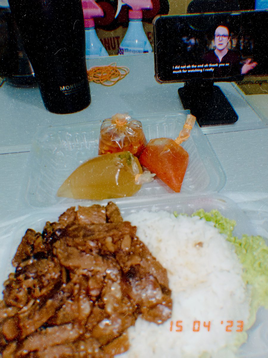 aralnoza's tweet image. #Ramadan2023 day 24

I've got my rice, smoked meat, coffee and Mike from #ThatChapter for #iftar ♥️

*the restaurant where I buy the food is very good giving a large portion of meat*