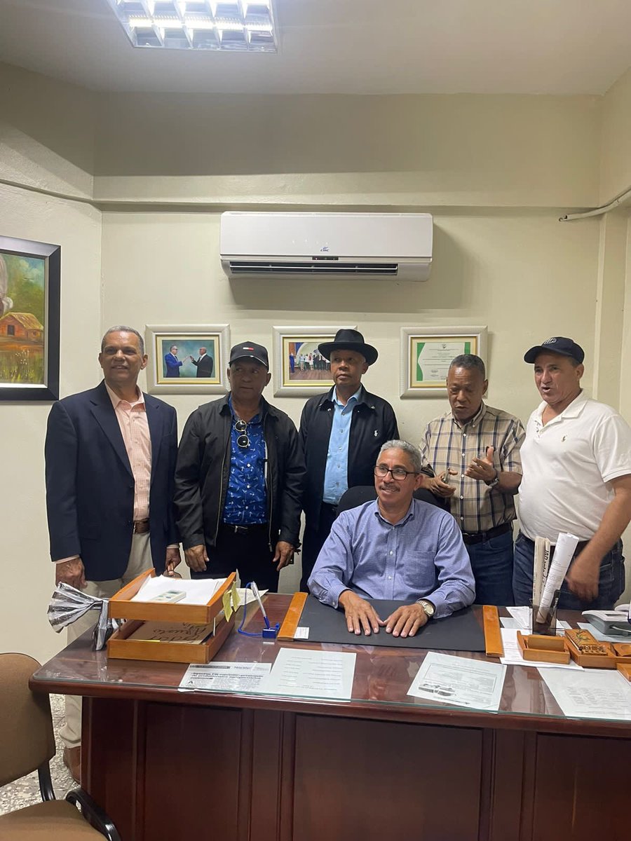 ANPA_RD's tweet photo. Director regional de Agricultura por instrucciones de su superior, el Ministro de Agricultura, ocupan local de la Anpa, ante un hecho vandálico, violando este Director la Ley 41-08 @DIGEIGRD @OrtizBosch @luisabinader @HomeroFigueroaG @AntolianoPR https://t.co/1B6lhpWiDq