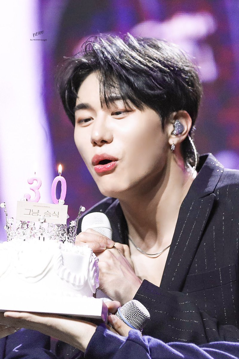 b6ae90ex's tweet photo. #우리의_기둥_승식아_생일축하해
#HAPPY_SEUNGSIK_DAY
후웅,,,… 식아 거기서도 소원빌자 https://t.co/v8O89dP2SF