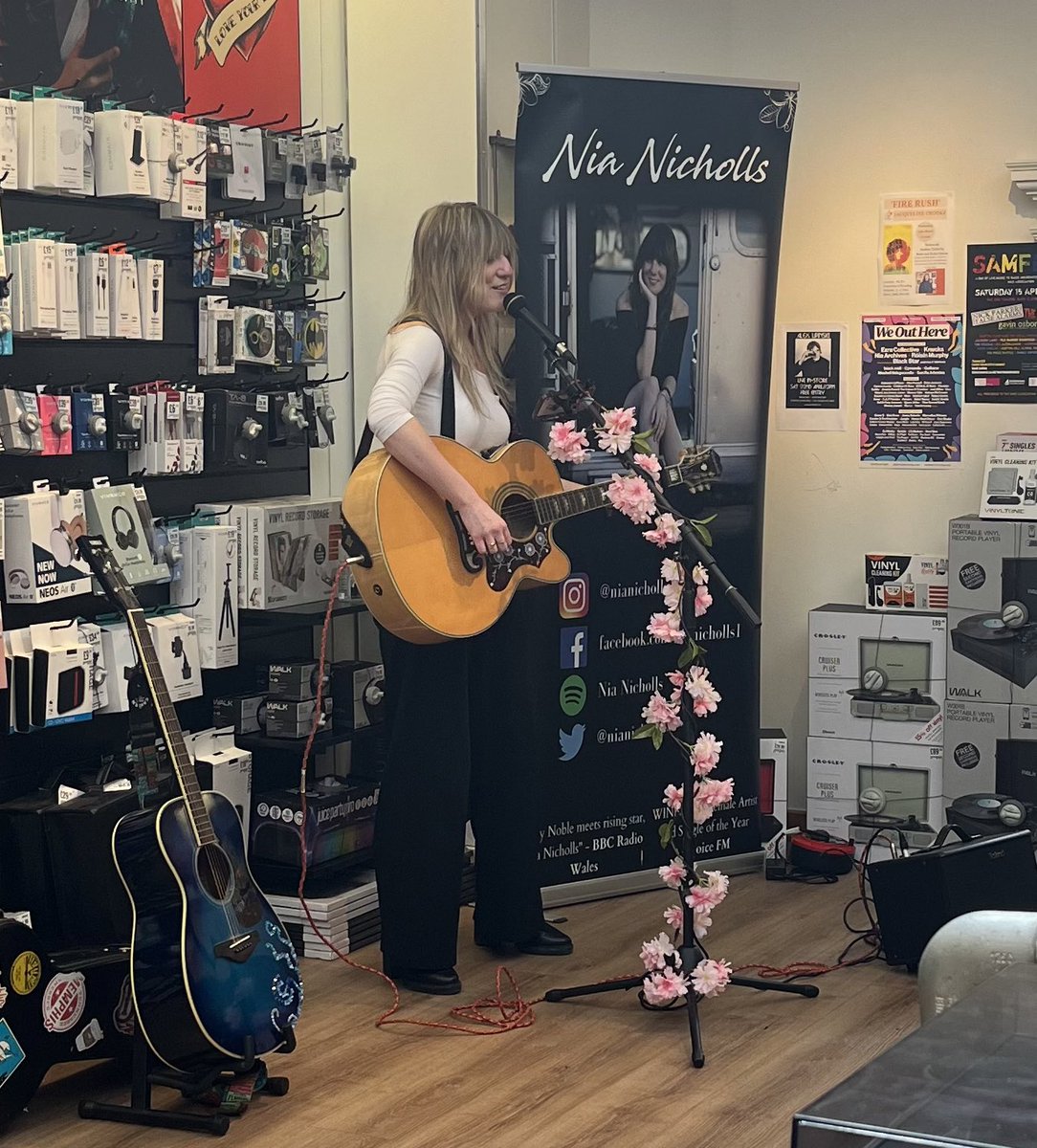 The wonderful @nianicholls is here!! She’s gonna be putting on a cracking performance for us the next hour if you’re in the area come pop in or check her out on Spotify so you don’t miss out! 😉