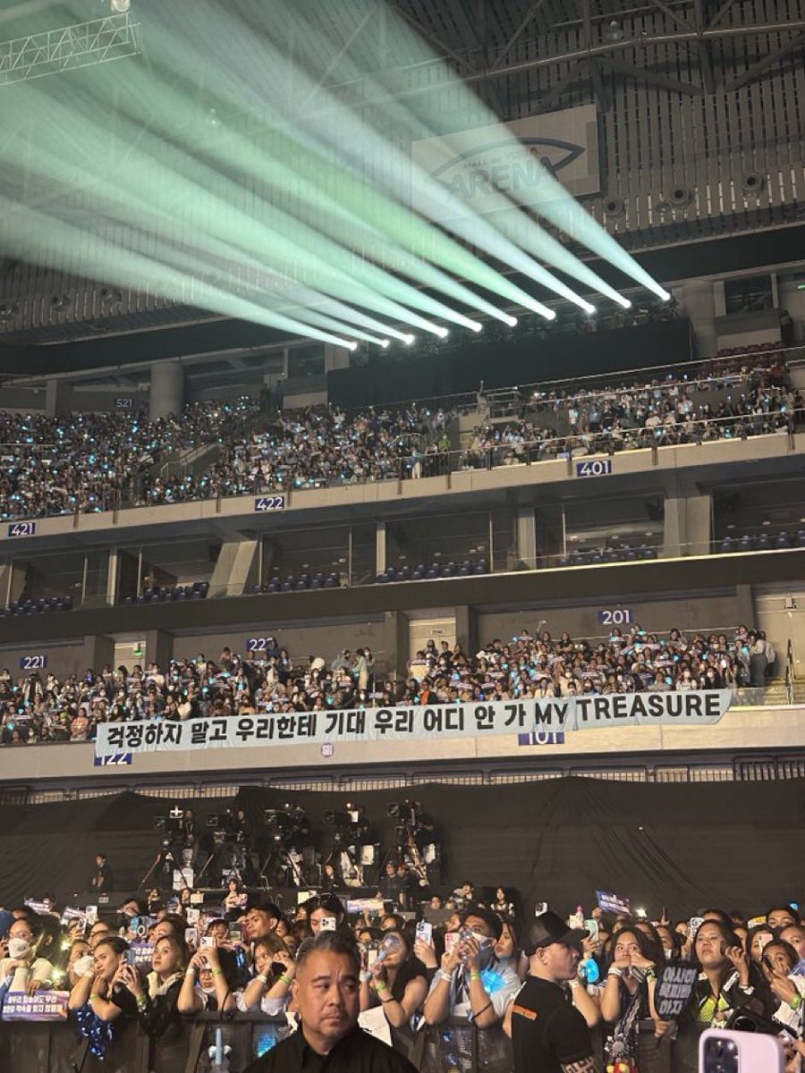CL0VERKYU's tweet photo. Hyunsuk's reaction when he read the banner/saw the rainbow ocean. His reaction is always priceless 🥹🩵

The banner: “Don't worry. Lean on us. We're not going anywhere, MY TREASURE”

#CHOIHYUNSUK #최현석 
#TREASUR_HELLO_IN_MANILA
#HELLO_TREASUREinManila_D2
#TREASURE #트레저 https://t.co/SiImhXB7vm