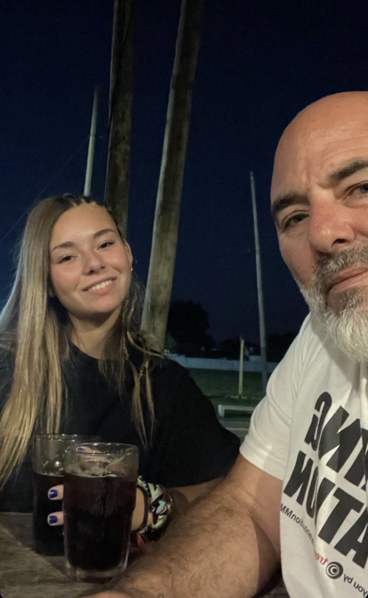 moraficheraa's tweet photo. chicos mi papá es el hermano perdido de sampaoli https://t.co/BRNk4WhTqa