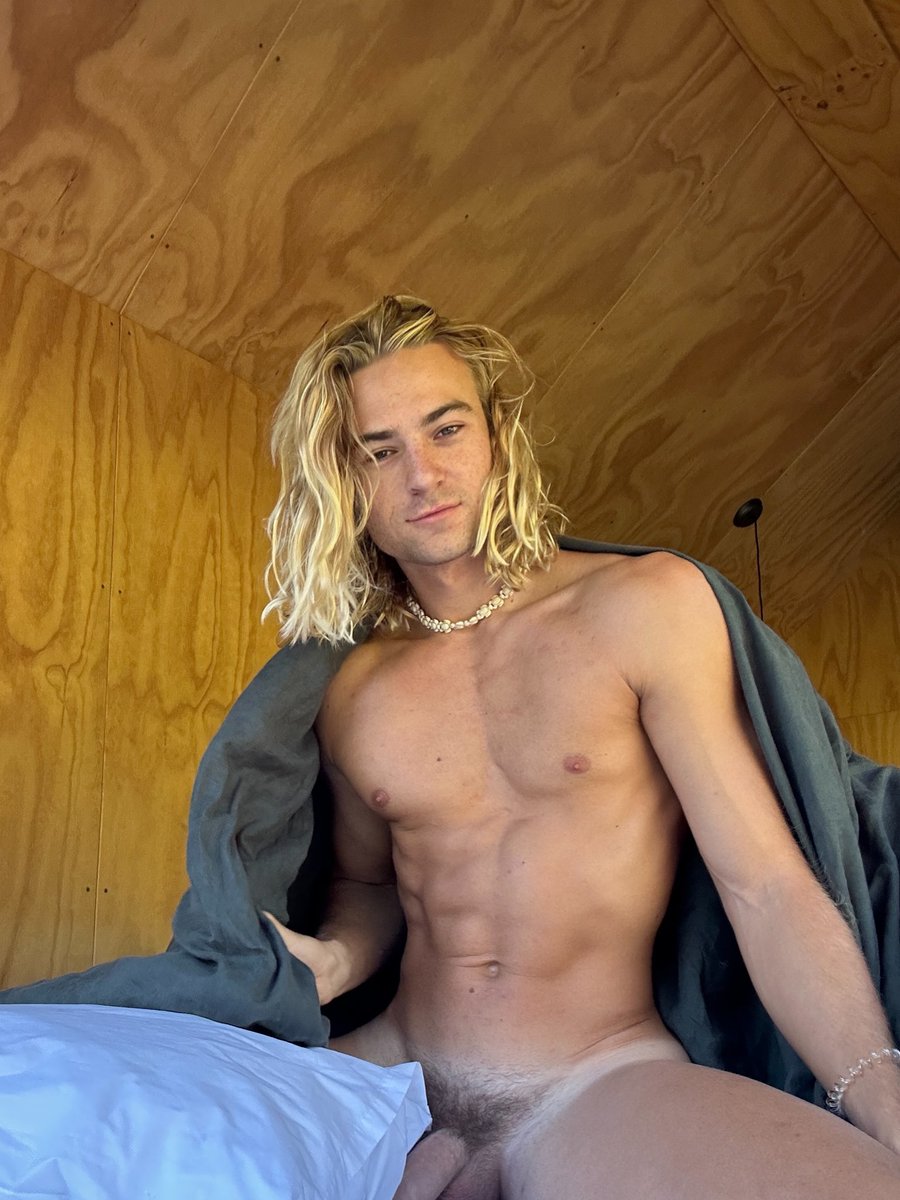 thebeachbum98's tweet photo. Rt to move the pillow 😩 https://t.co/EkaXuFlhoh