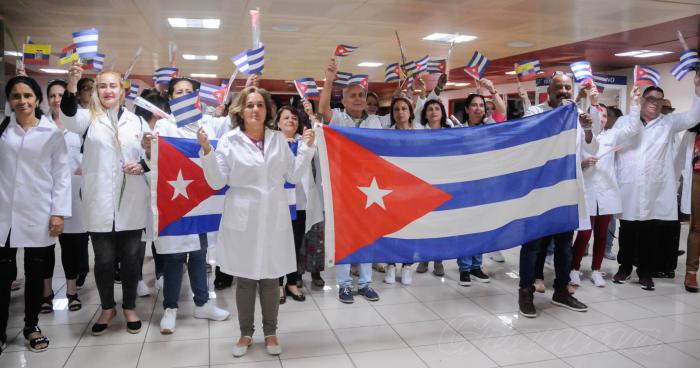 ¡Médicos y no bombas!, llegando hasta los lugares más recónditos, celebrando 19 años de humanismo.🌻 #20AniversarioBarrioAdentro #CubaPorLaVida #CubaCoopera @cubacooperaven @MINSAPCuba @japortalmiranda @JosAnto54744901 @dorian_ferrer @georgeltu1987