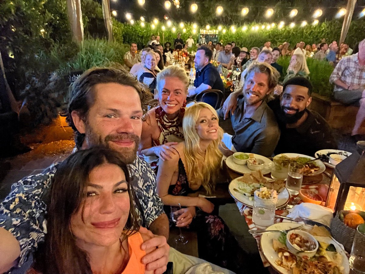 Kat_McNamara's tweet photo. #WIndy goes south of the border…. 🧳🦜🌴🌞🌊🥑🌶️🌮🍹Let the shenaniventures begin… 

#walkerindependence #walkerfamily #walkerlegacy @TheRealPhilemon @katedangerfield @jarpad @GenPadalecki https://t.co/7ZC5gcqyt5
