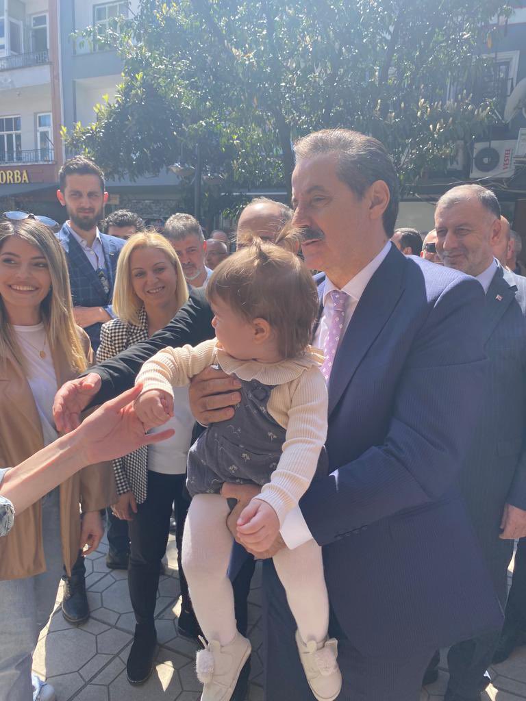 farukcelikcomtr's tweet photo. Arhavi’de        4 bin hemşerimizle iftar yaptık, esnafımızı ziyaret ettik. Taleplerini aldık, dertleri ve çözümleri konuştuk.

Halkımızın güvenini, sevgisini tarif etmek inanın çok zor.

Teşekkürler 
ARHAVİ ❤️ https://t.co/DFmeigt2xW