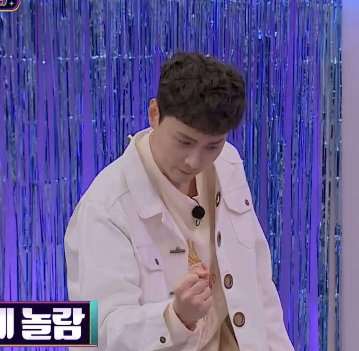 M_BU_Z2's tweet photo. 경훈이가 표현하는 ‘소스라치게 놀람’ 🥫😮

집중해서 짜는거 너무 귀여붐 .. https://t.co/itdEK7QAJI