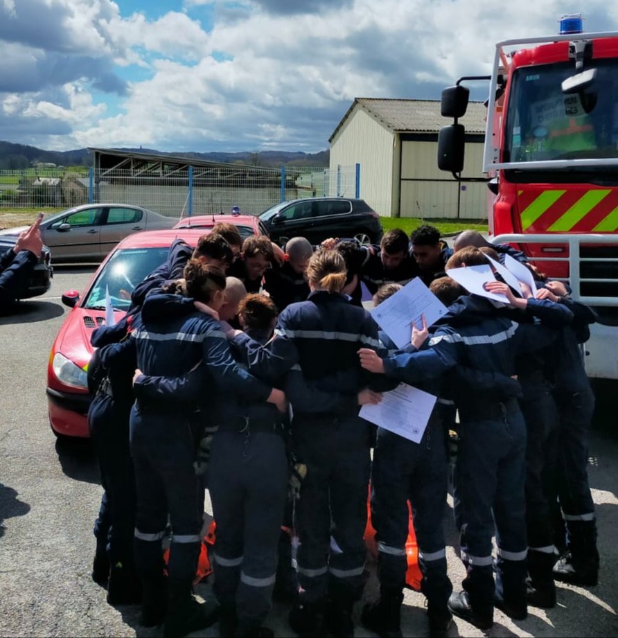 [ Remise de diplômes 👨‍🎓👩‍🎓 ]

🎉Félicitations aux 19 lauréats du brevet de jeunes sapeurs-#pompiers 2023
👏 Bravo aux encadrants pour le travail réalisé
❗Pour mémoire, plus de 100 JSP sont intégrés dans les 8 sections du <a href="/Departement_23/">Département Creuse</a>, véritable pépinière de la <a href="/SecCivileFrance/">Sécurité Civile</a>