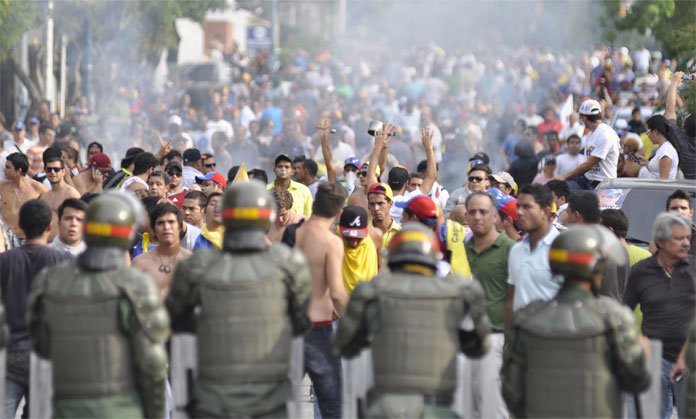 movinotinto's tweet photo. Hoy #15A de 2023, se cumplen 10 años de la feroz represión de la cual fue sujeto el pueblo venezolano, tras las cuestionadas elecciones presidenciales del 14 del año 2013. Más de doscientos detenidos, casi el doble de ese número de heridos por perdigones. https://t.co/k4eLdgmAnF
