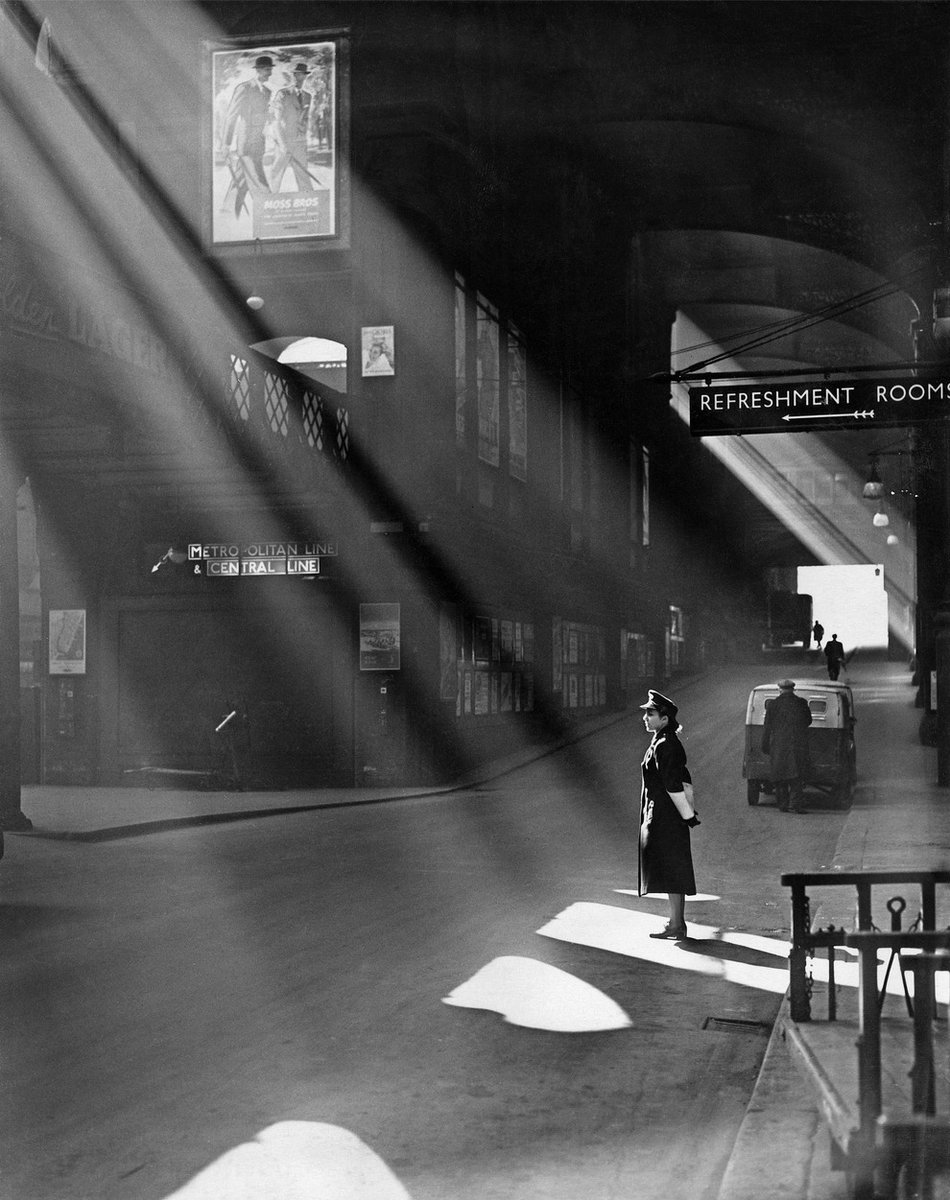 HossainNilofar's tweet photo. .

“Only in the agony of parting
do we look into the depths of love.”

― George Eliot
.

Harry Todd
Liverpool Street station
London 1952
. https://t.co/n3rXByzcAA