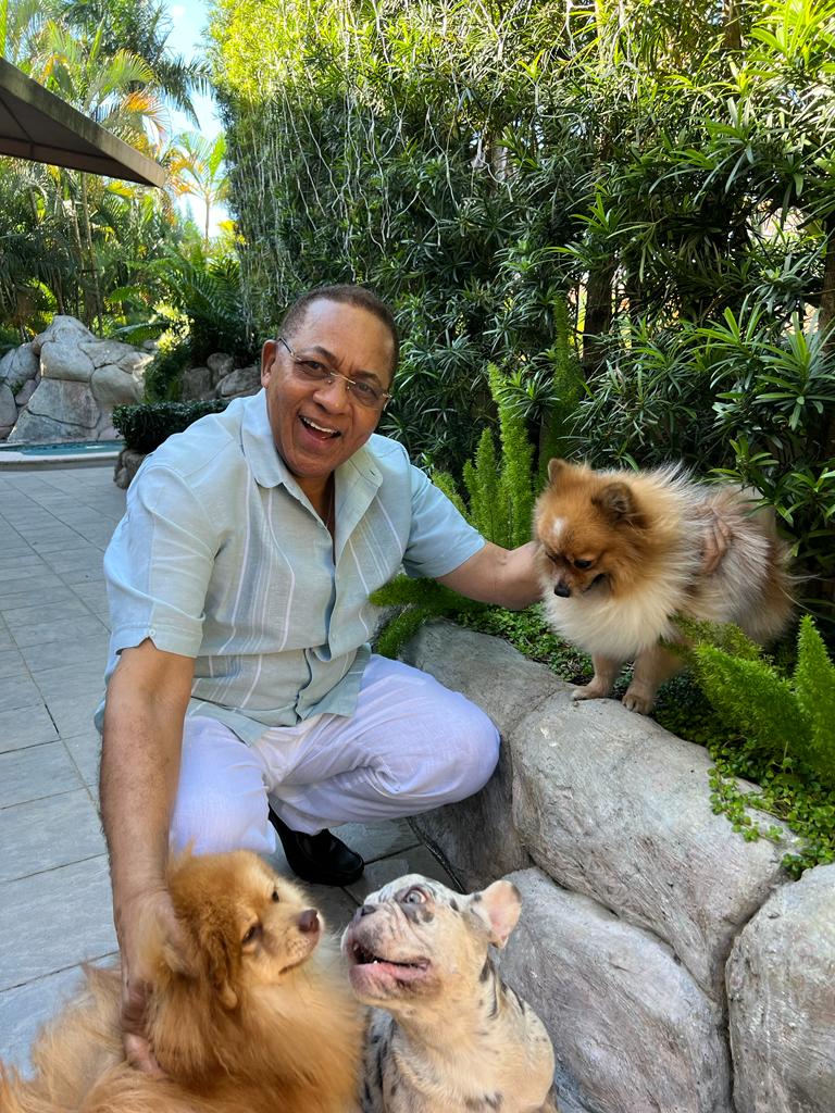 IsmaelReyesPDI's tweet photo. Dicen que el perro es el mejor amigo del hombre, pero yo diría que el hombre es el mejor amigo del perro. Aquí me atraparon disfrutando el sábado con Koi, Kei y Milla.

#IsmaelReyes #Sabado #MisPerros https://t.co/4fYTPsSPAO