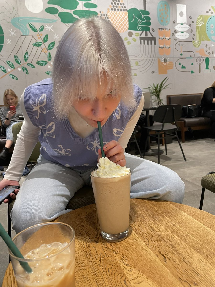 Ieonard420's tweet photo. dzieciak dostal chai frappucino w koncu https://t.co/uo0H5GwEKF