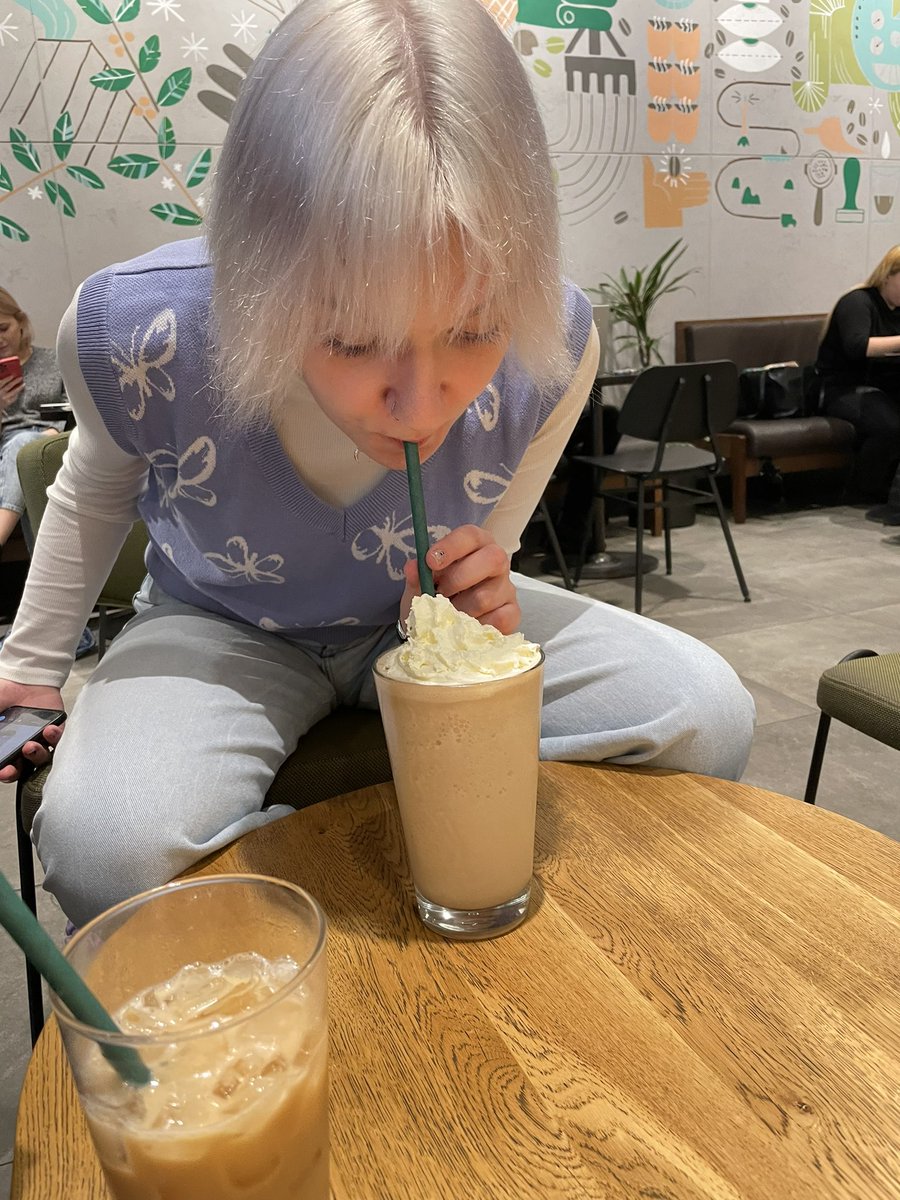 Ieonard420's tweet photo. dzieciak dostal chai frappucino w koncu https://t.co/uo0H5GwEKF