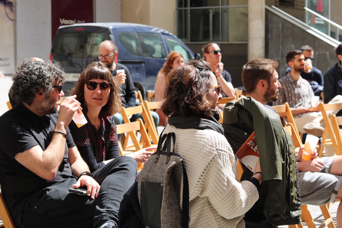 PonentCoopera's tweet photo. #PonentFEST2023
Rua sobre la Cooperativa i la Comunitat. Hem començat amb un tast de cerveses artesanes de @CasaDalmases i després hem pogut conèixer i conversar amb @AlbaJussa i @bar_malda! https://t.co/3HGwJXdVgU
