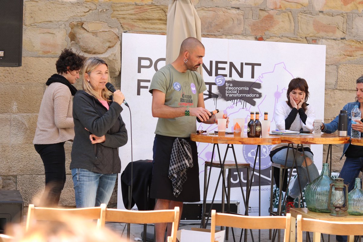 PonentCoopera's tweet photo. #PonentFEST2023
Rua sobre la Cooperativa i la Comunitat. Hem començat amb un tast de cerveses artesanes de @CasaDalmases i després hem pogut conèixer i conversar amb @AlbaJussa i @bar_malda! https://t.co/3HGwJXdVgU