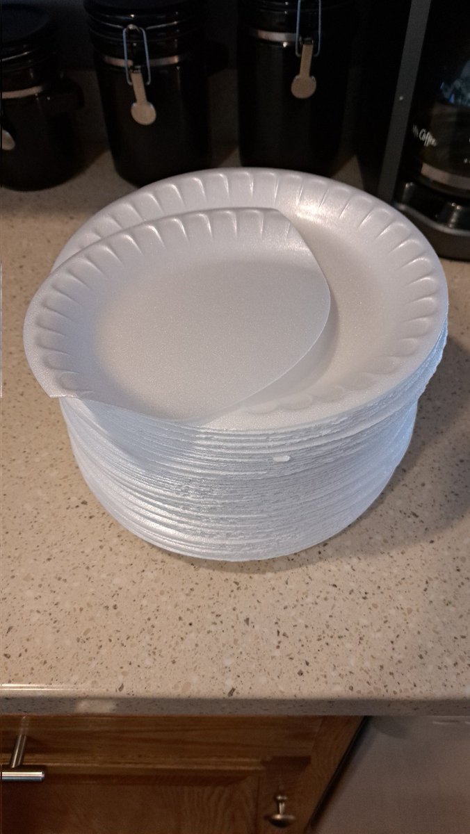 CarrySemler's tweet photo. @Hefty what's up with quality control? Multiple plates like this. Prices go up quality comes down. https://t.co/XjH6BrWnql