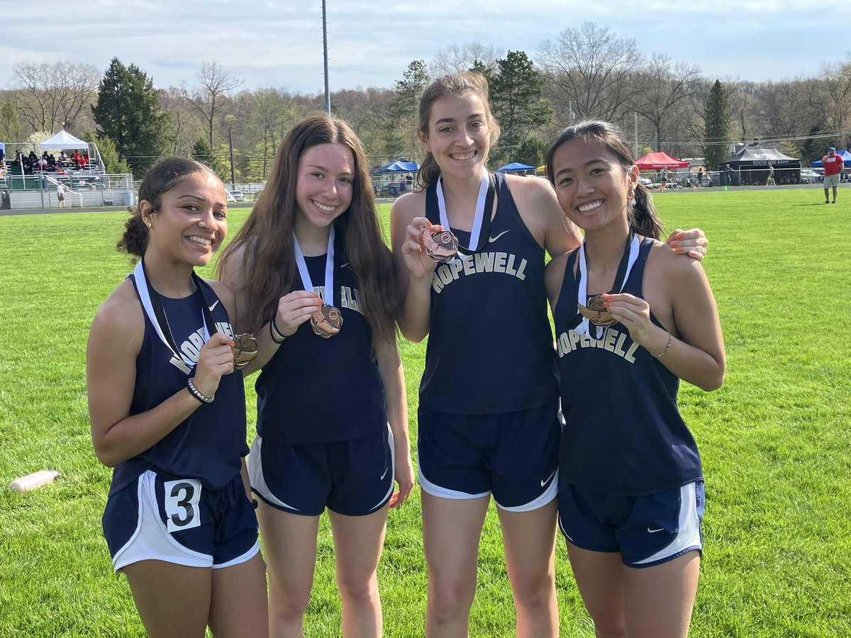 Girls 4x800 relay is the first podium shot of the day 🥉for 6 points! #QUEEENZ #SLAY #RELAYBADDIES #ORANGENAILS #AllOutOfBubblegum