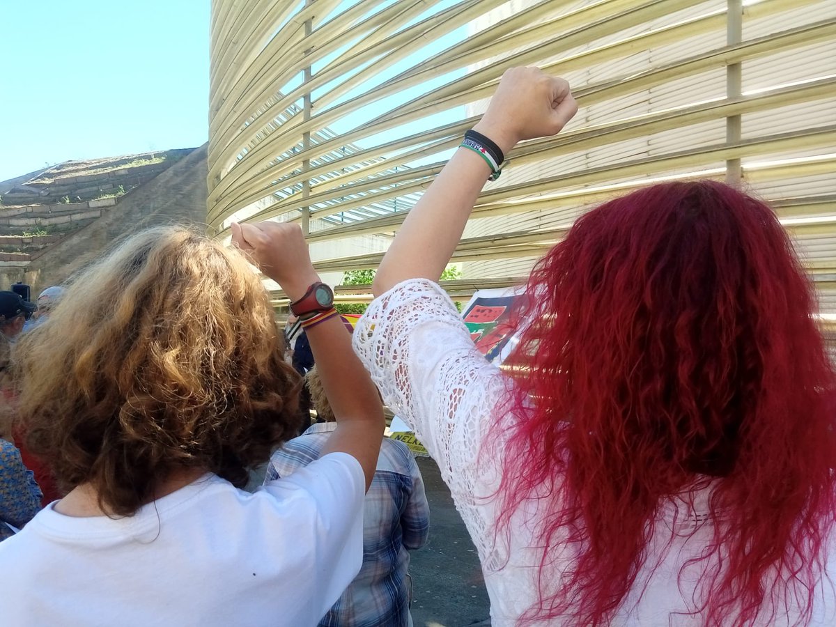 Esta mañana hemos estado en la Ofrenda Floral de la Asociación Matilde Landa junto al Palacio de Congresos de Badajoz.

Ni se perdona ni se olvida.

Viva la República!