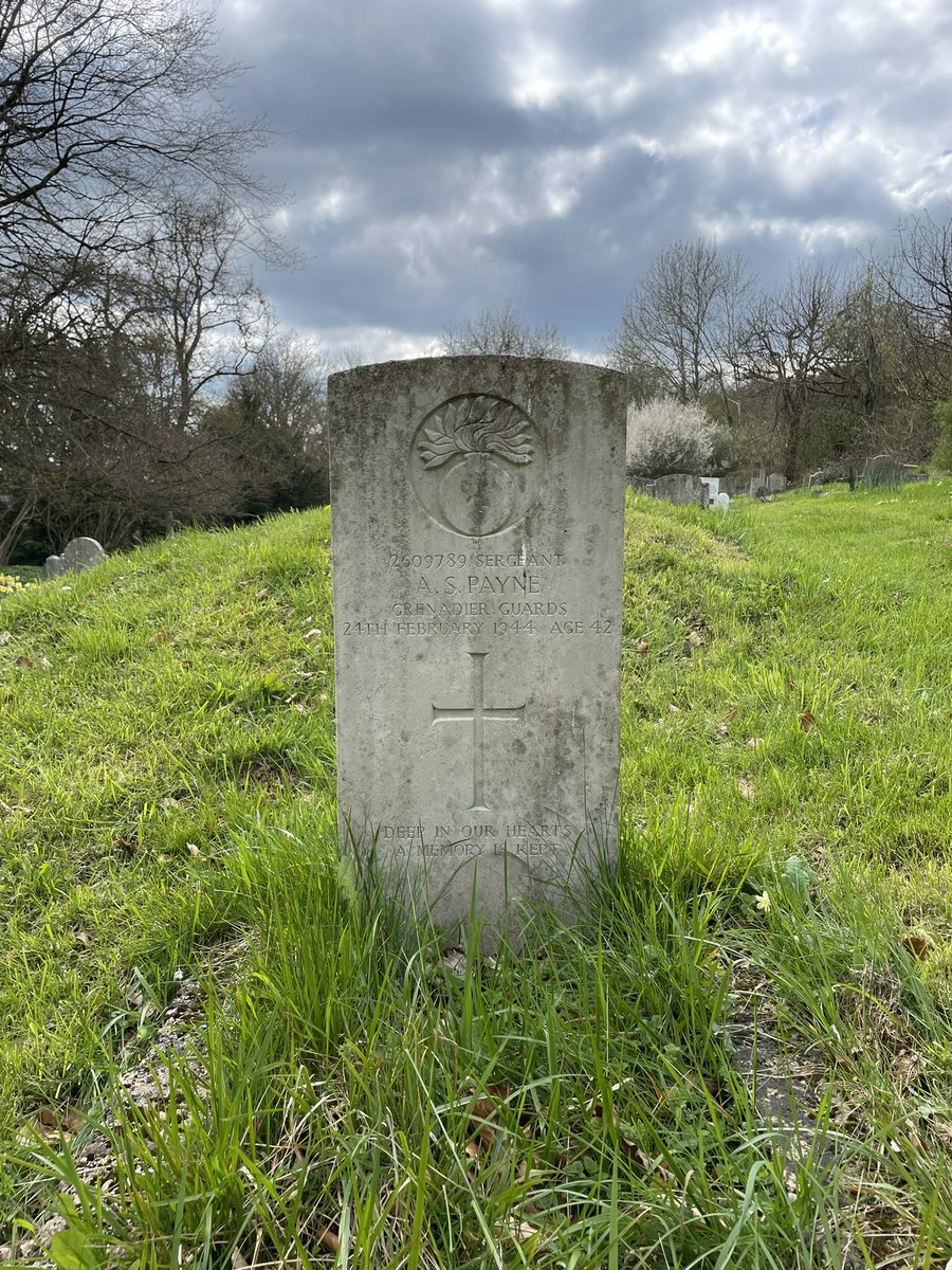 thesimongardner's tweet image. Lost now found! My last 2 graves for @CWGC and the #EOHO project. Holy Trinity Slad. Records said NE but actually West! Up a steep slope and dirt path. Arthur Payne &amp;amp; Percy Teakle now found 👍
@HelenR864 @CWGC