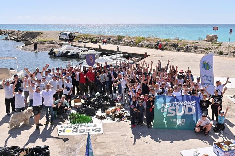 StepanYvan's tweet photo. Grand succès ce matin pour l’événement #nettoyonslesud à @VilledeCagnes !
Plus de 230 personnes avec @cagnesplogging_ @ZDcagnes 
490kg de déchets ramassés en 1 h !
@MaRegionSud 
Les déchets vont dans les poubelles et pas par terre ! 🚮 Sinon ils vont dans la mer …  #plogging https://t.co/vJw2Rp8MAO