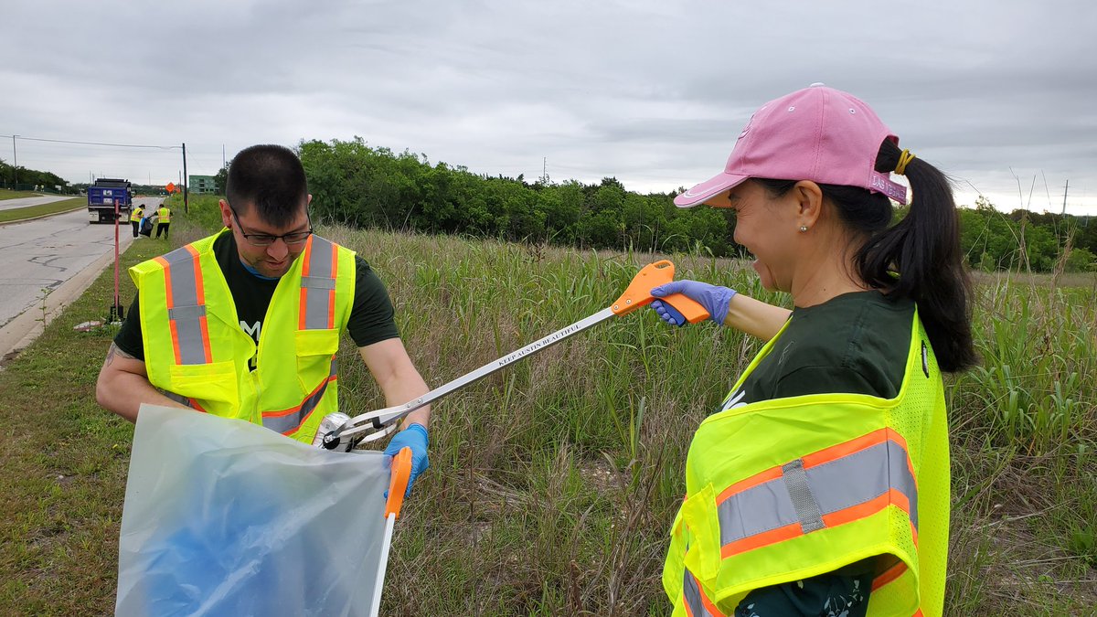 SamsungAustin's tweet photo. It's #KeepAustinBeautifulDay! Dozens of employees and their family members are helping pick up litter near our Austin campus. 
#SamsungGives #WeChipIn https://t.co/zsFsqNDqf1