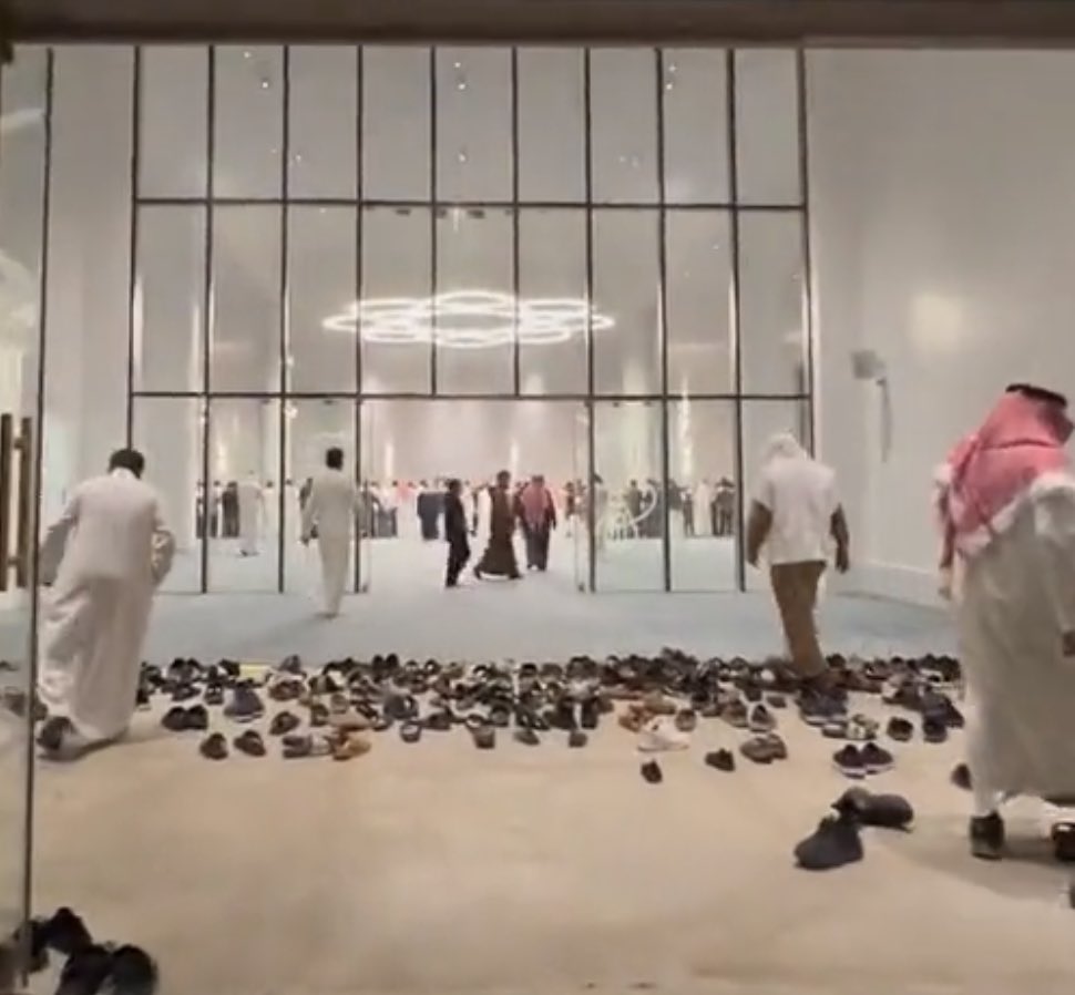 والله عيب عليكم ترك الأحذية بمدخل المسجد بينما الادراج يمين ويسار فارغة وهذا ليس من الأدب الاسلامي