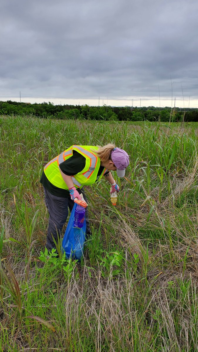 SamsungAustin's tweet photo. It's #KeepAustinBeautifulDay! Dozens of employees and their family members are helping pick up litter near our Austin campus. 
#SamsungGives #WeChipIn https://t.co/zsFsqNDqf1
