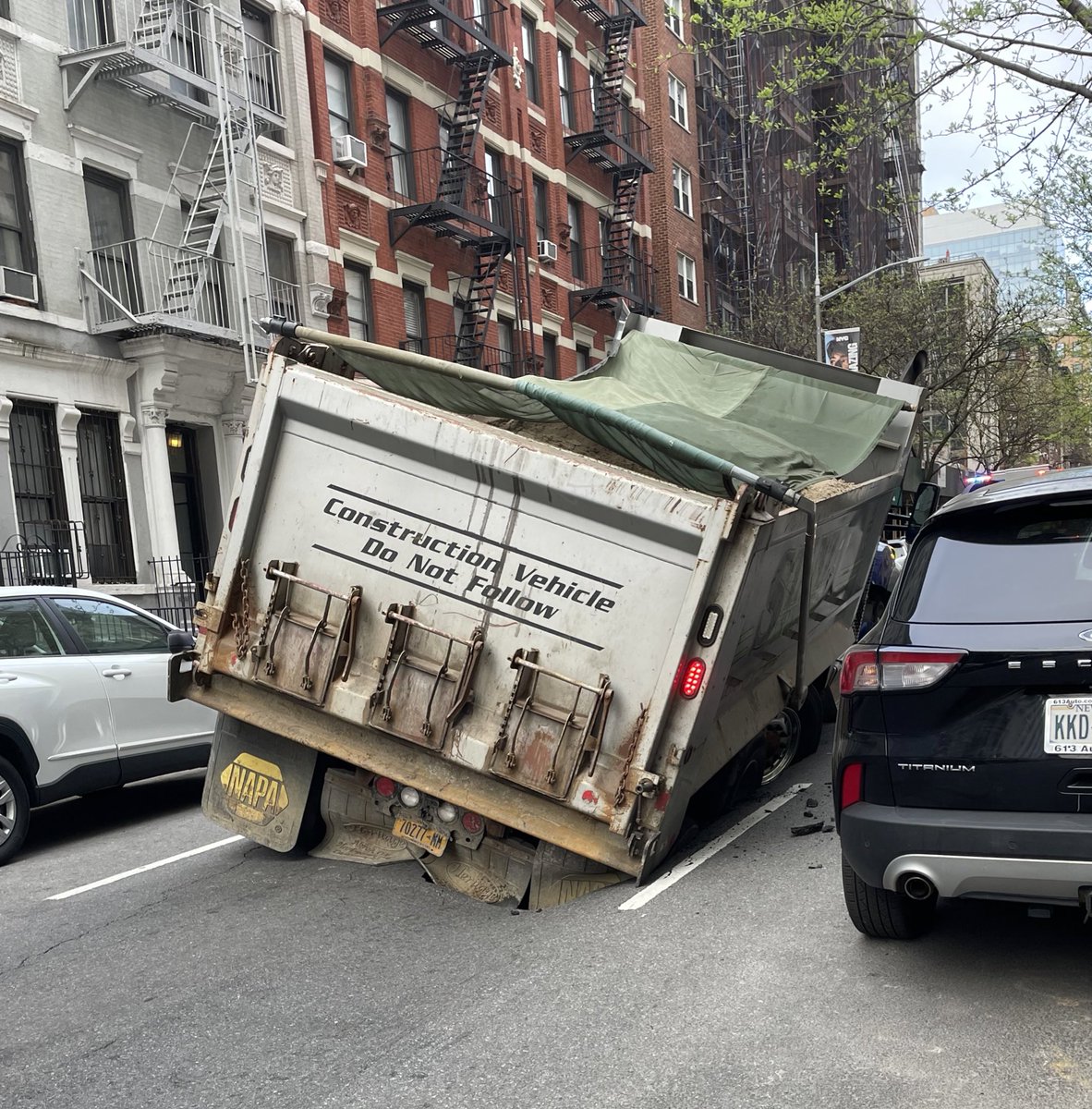 NYPD 19th Precinct on Twitter "🚨ADVISORY Due to a sinkhole on East