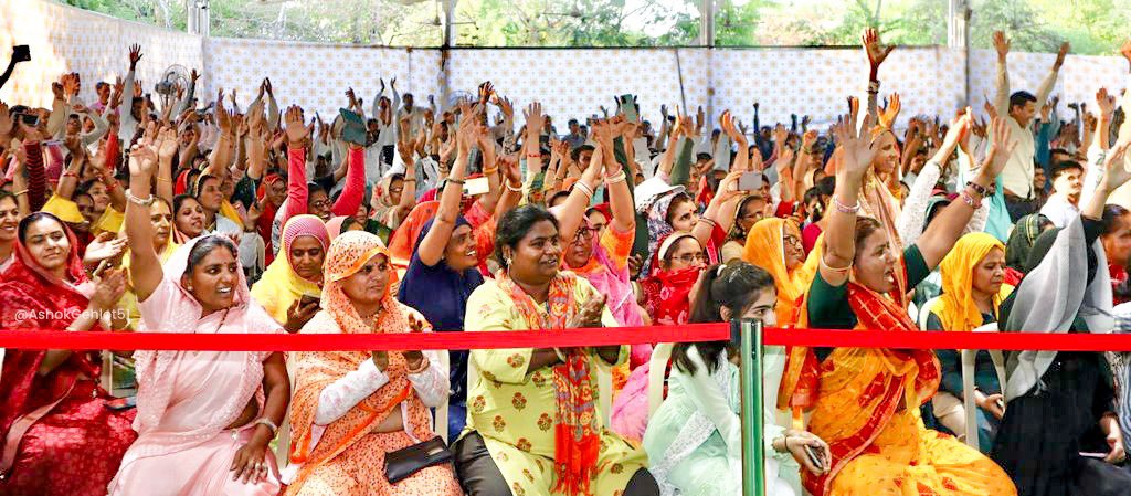 ashokgehlot51's tweet photo. ठेका कर्मचारी प्रथा खत्म करना हो या संविदाकर्मियों का नियमितीकरण हो क्ष, प्रदेश सरकार संविदा कर्मचारी हित में अन्य राज्यों के लिए उदाहरण बन रही है। https://t.co/32ci5qTIpf