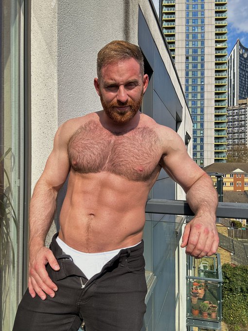 Its my birthday and the sun is shining! So here is my cake. 🍑👀🎉🎂 https://t.co/iqRQhyZC06