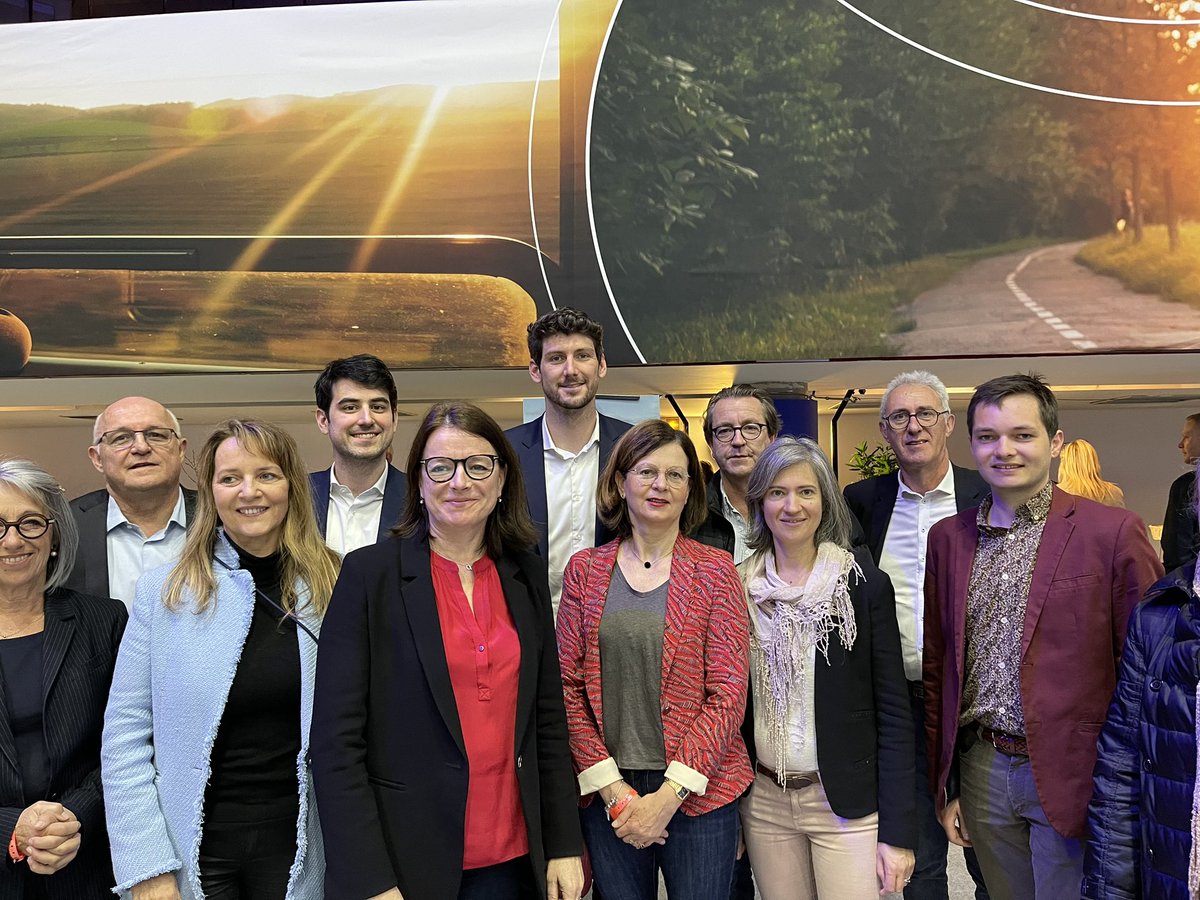 Renaissance_35's tweet photo. Présidents des Assemblées départementales, délégués de circonscription, adhérents et amis de Renaissance en Bretagne, au rendez-vous du 1er Conseil National de @Renaissance
Un parti au travail avec de belles contributions fin de vie, industrie verte, logement, travail, émancipatº https://t.co/A2wXP5CV1e
