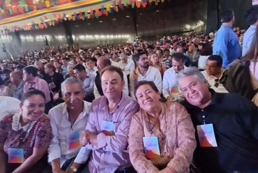 PueblaConEbrard's tweet photo. Nuestro líder y amigo, Cirilo Salas Hernández, en la gira por #Puebla, de #MarceloEbrard.

#Bienvenido a la tierra donde se han ganado las cuatro batallas por la defensa a la patria.

#ConMarceloSí
#TomásVázquez
#DiálogosProgresistas https://t.co/WnMZQdSYr2