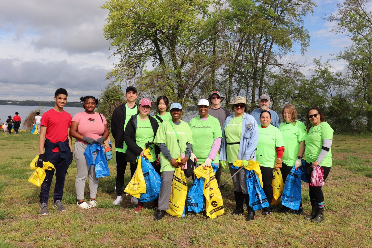 AliceFerguson's tweet photo. This morning, 75 volunteers from @kpthrive, Girls Scouts Unit 12-6, 4-H Creative Critters, and members from the surrounding community joined us along the shoreline of Piscataway Park for our flagship cleanup. Thanks for lending a hand this morning! #PotomacCleanup https://t.co/10tcacSo7J