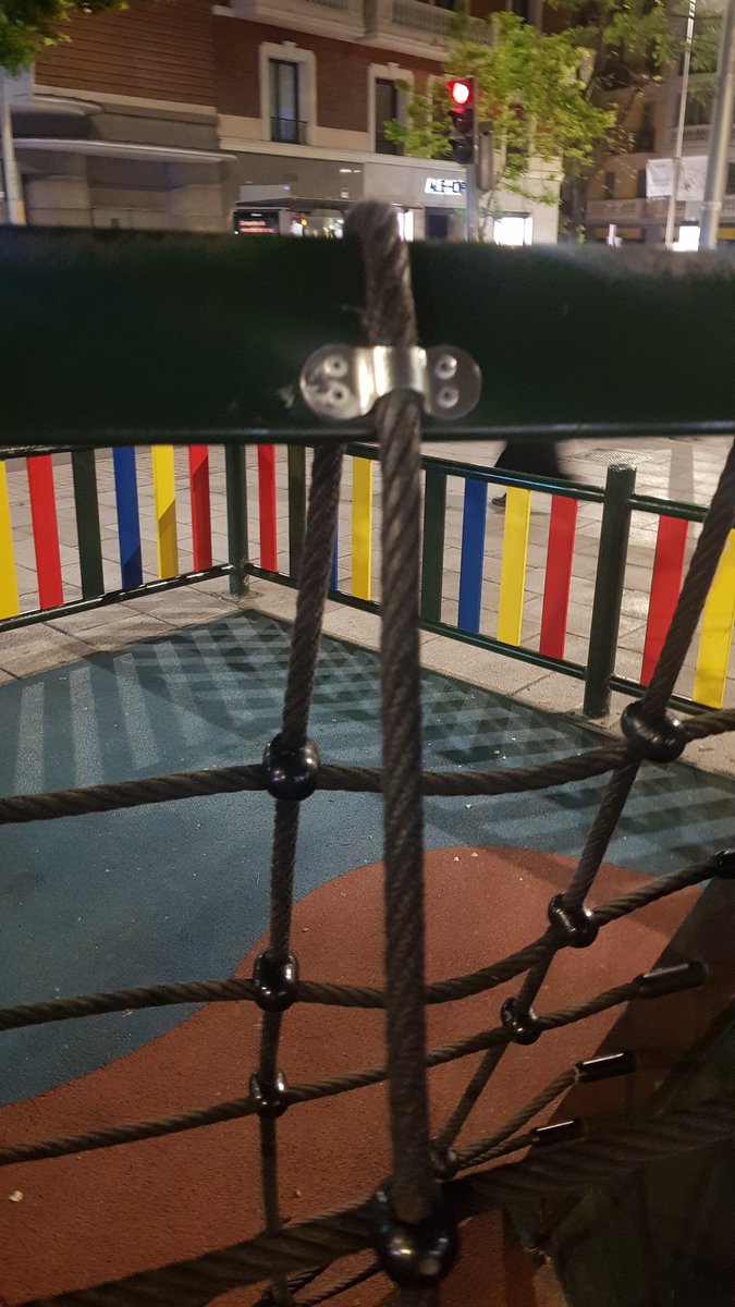 enaldel's tweet photo. @MADRID alambre peligroso en el juego de escalar del parque que hay en la calle fuencarral 131 https://t.co/ygOtcRSqNK